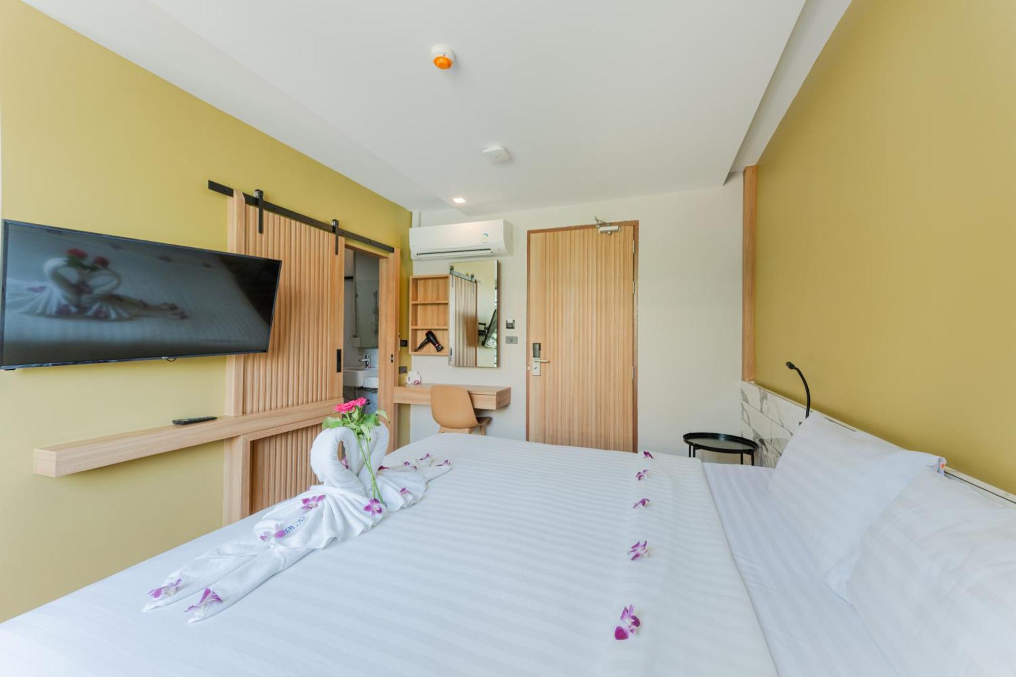 Sky Wave Patong Hotel Bagian luar foto