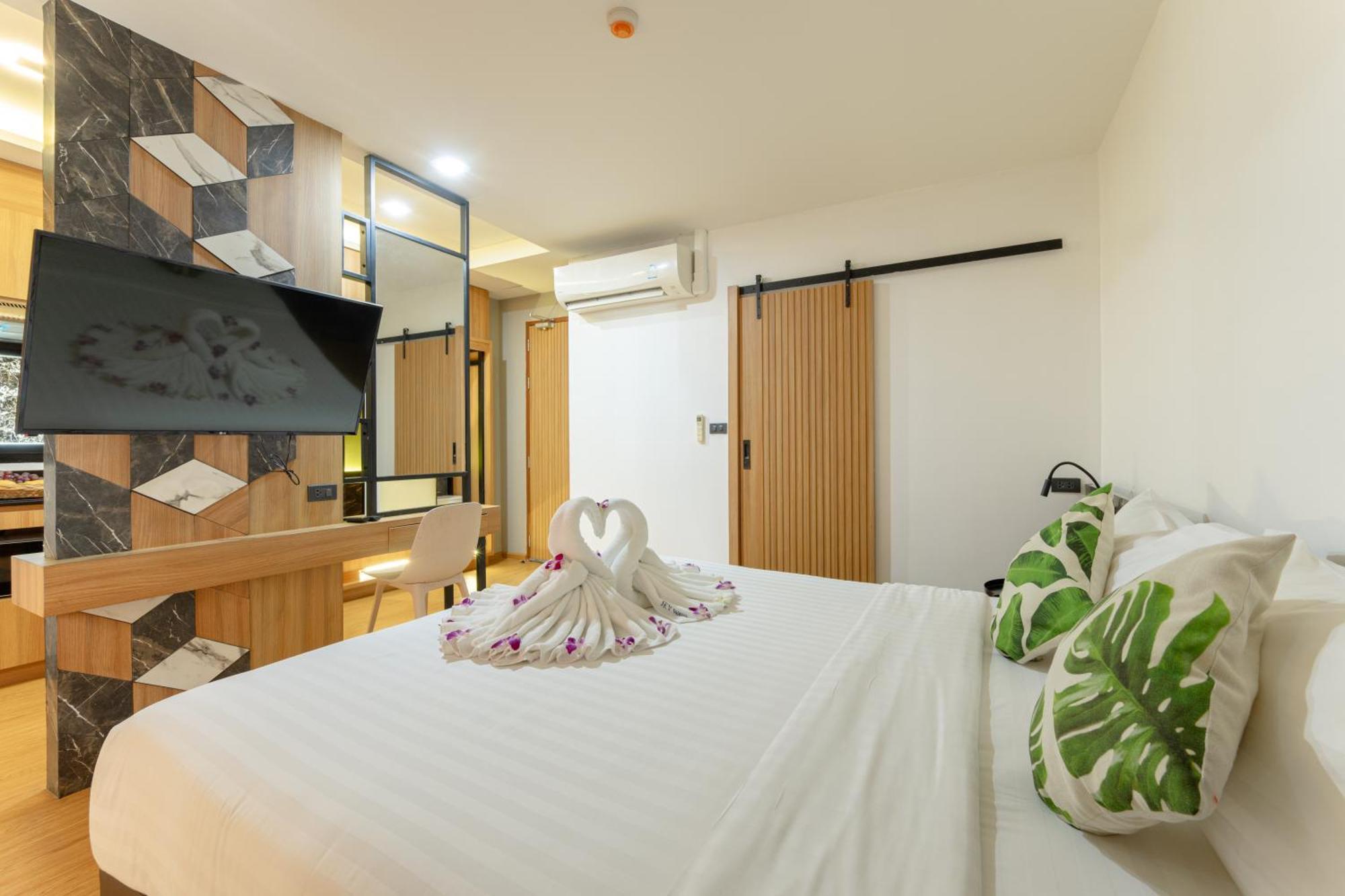 Sky Wave Patong Hotel Bagian luar foto