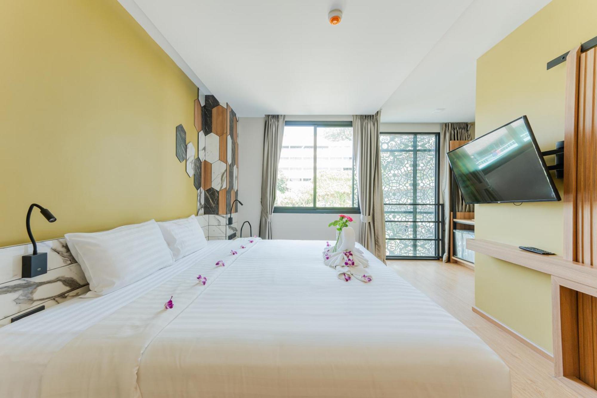 Sky Wave Patong Hotel Bagian luar foto