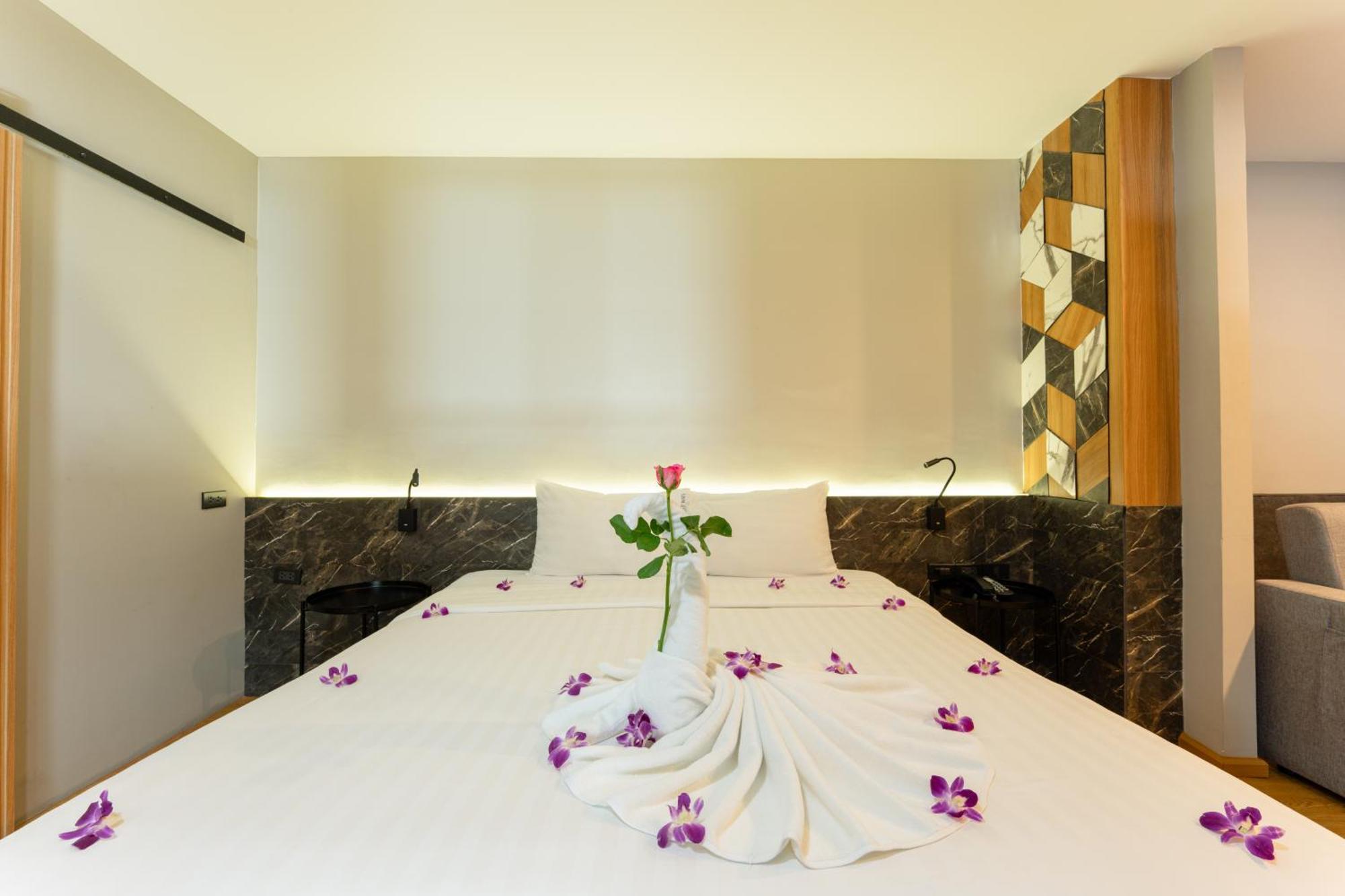 Sky Wave Patong Hotel Bagian luar foto