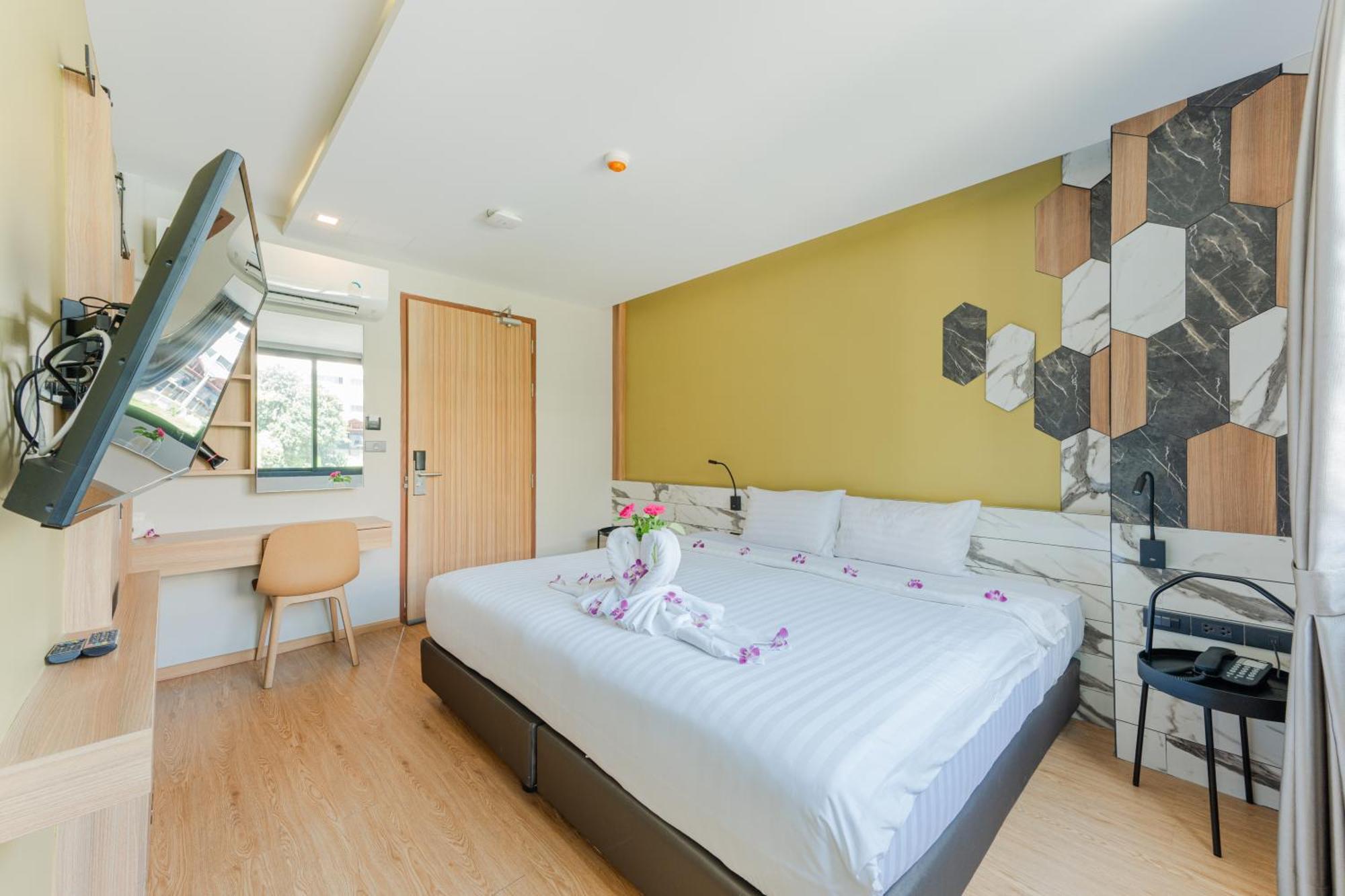 Sky Wave Patong Hotel Bagian luar foto