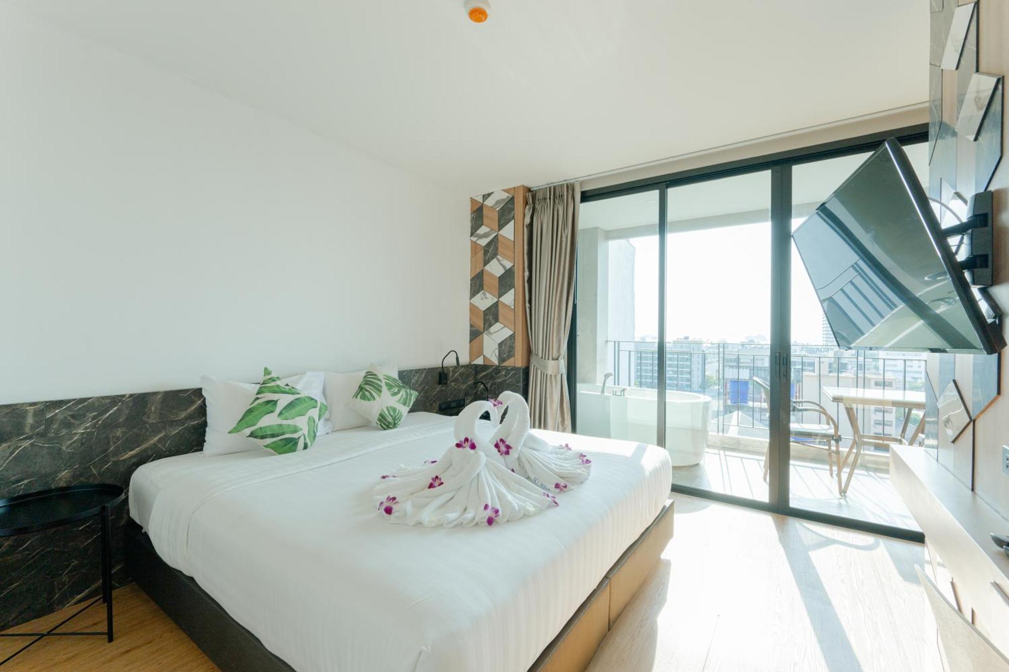 Sky Wave Patong Hotel Bagian luar foto