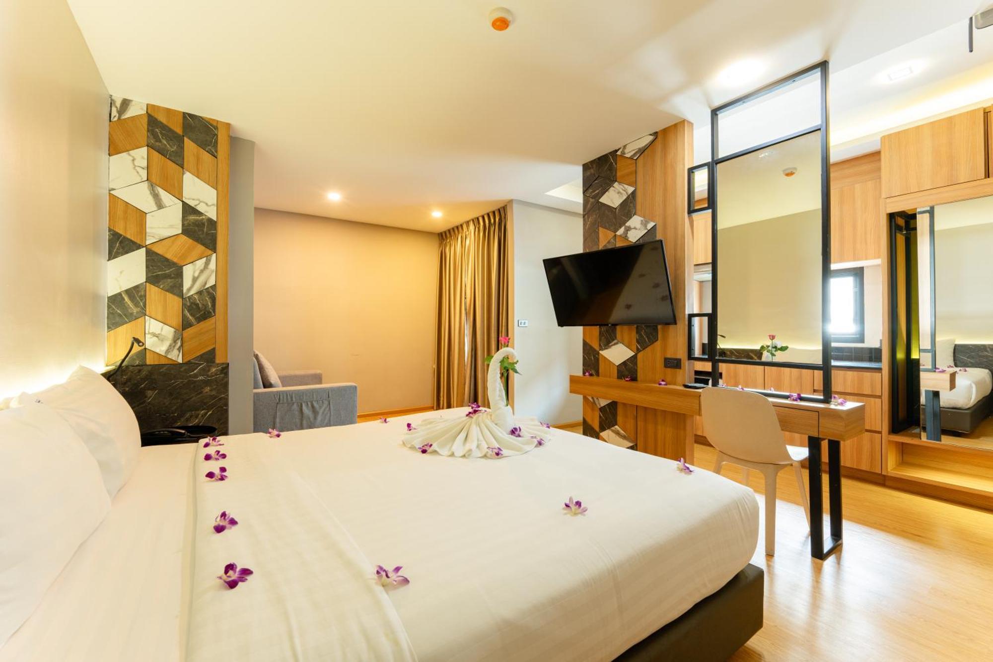Sky Wave Patong Hotel Bagian luar foto