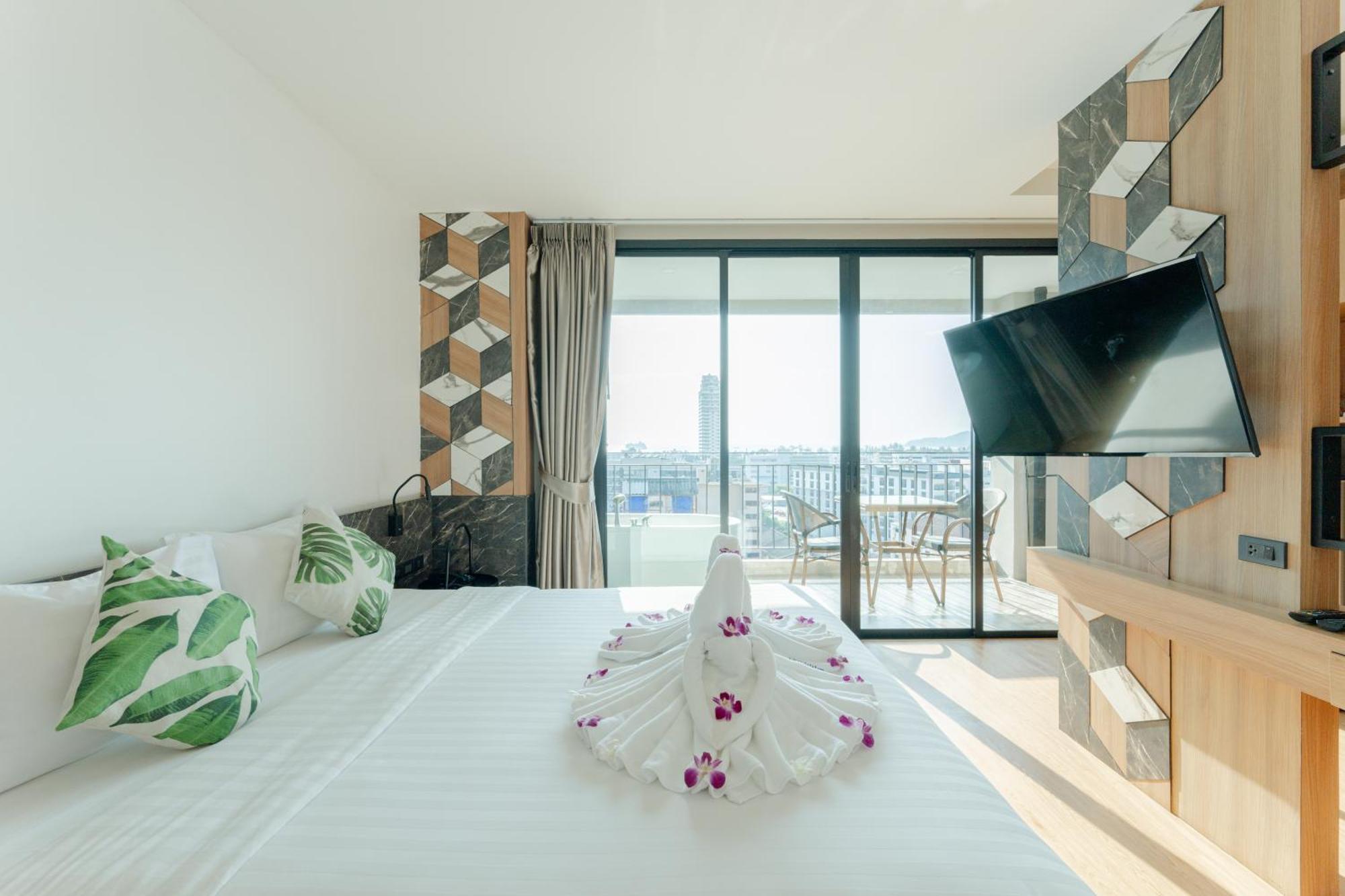 Sky Wave Patong Hotel Bagian luar foto