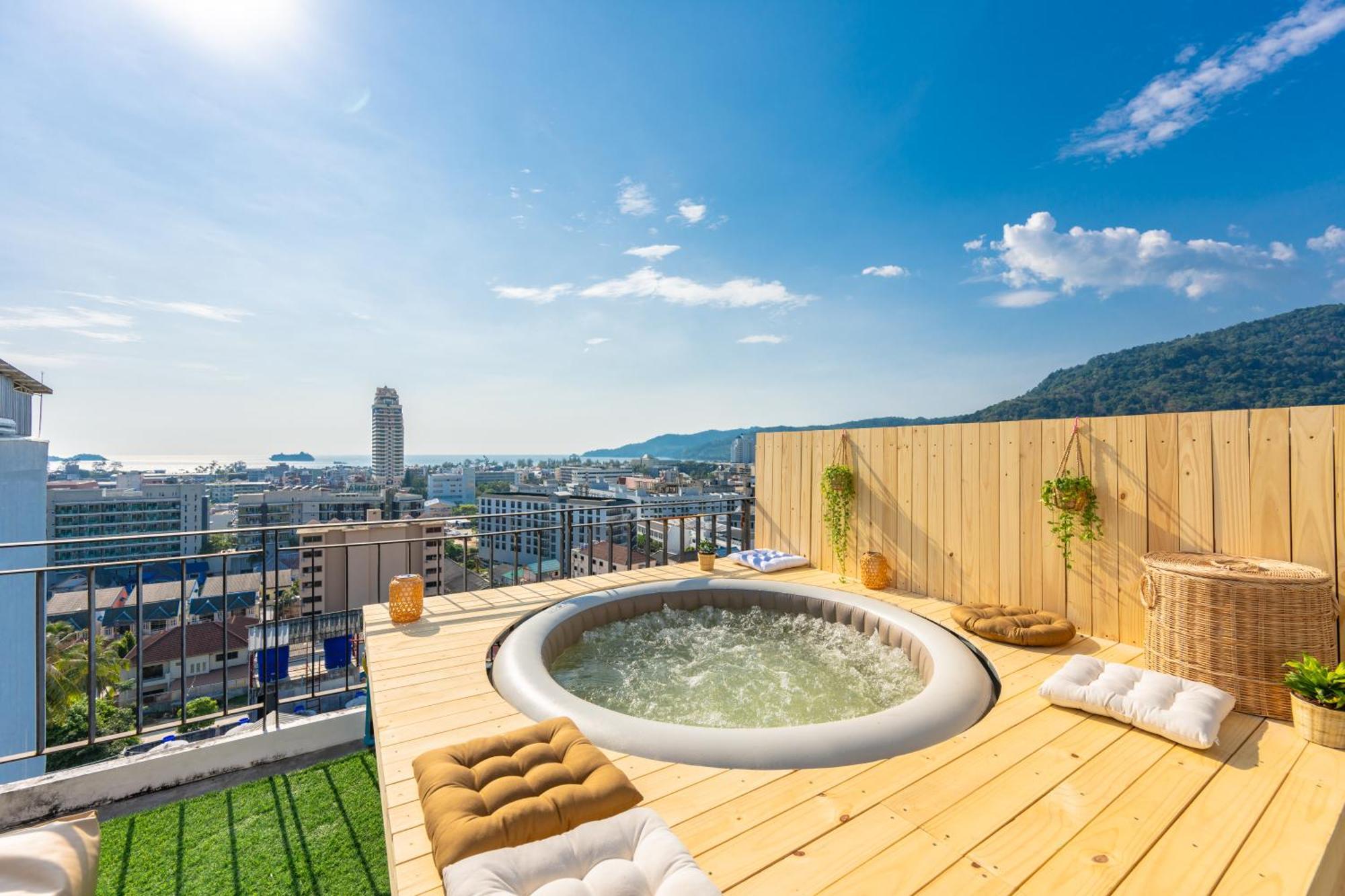 Sky Wave Patong Hotel Bagian luar foto