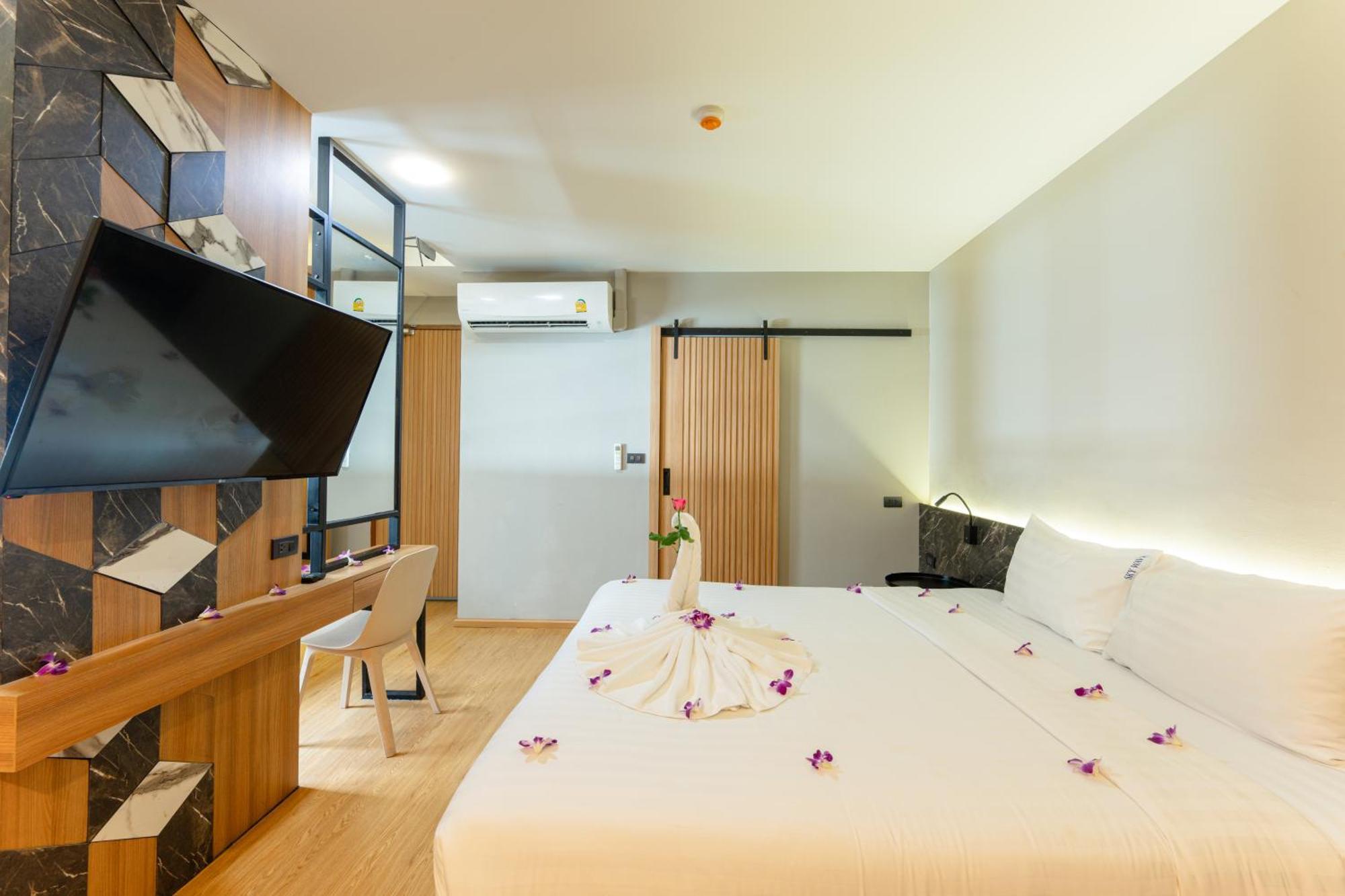 Sky Wave Patong Hotel Bagian luar foto