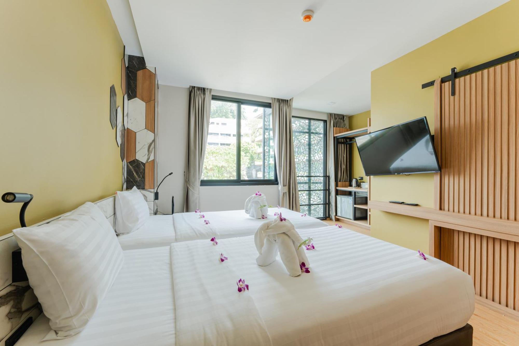 Sky Wave Patong Hotel Bagian luar foto