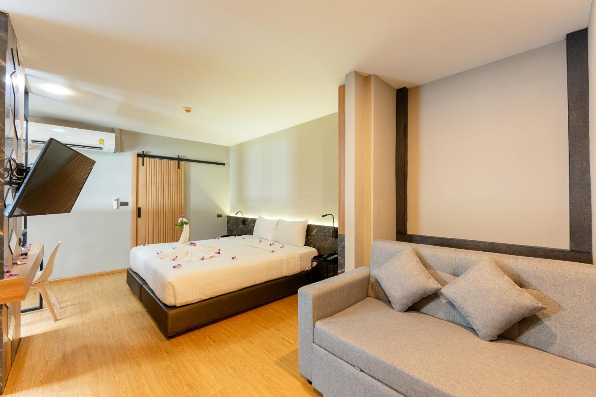 Sky Wave Patong Hotel Bagian luar foto