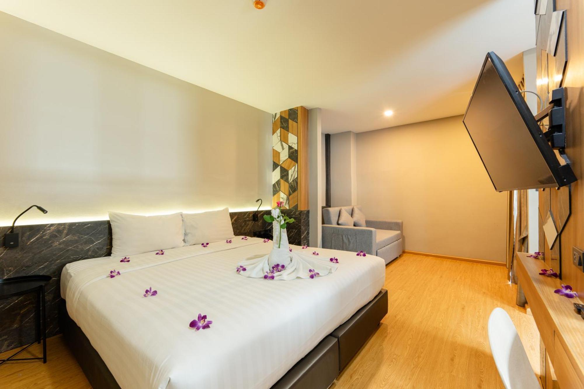 Sky Wave Patong Hotel Bagian luar foto